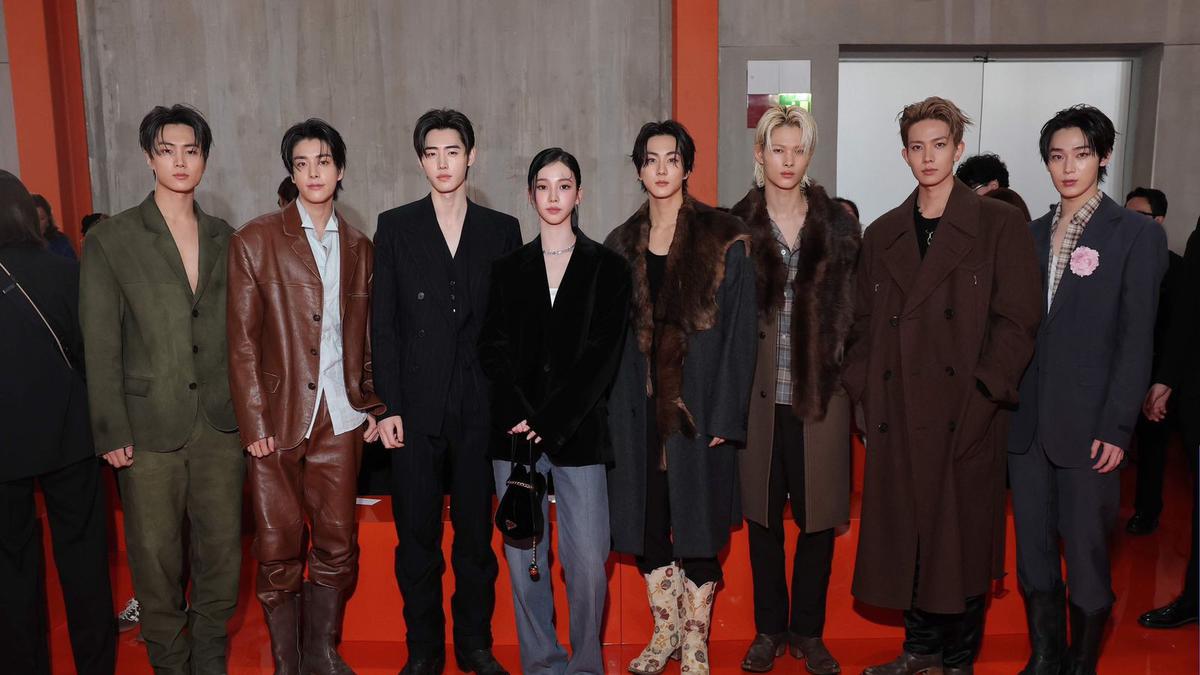 Chemistry Karina aespa dan ENHYPEN Jadi Pusat Sorotan di Prada Show, Kompak Tampil Professional Pakai Jas