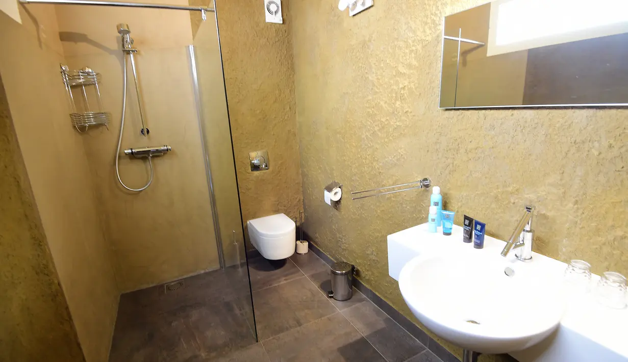 Kamar mandi, Lagi-lagi bagian di dalam rumah yang bisa membuat hubungan jadi makin dekat. Sensasi air dan permainan busa di bathtub membuat sesi bercinta tak lagi membosankan. (AFP PHOTO / EMMANUEL DUNAND)