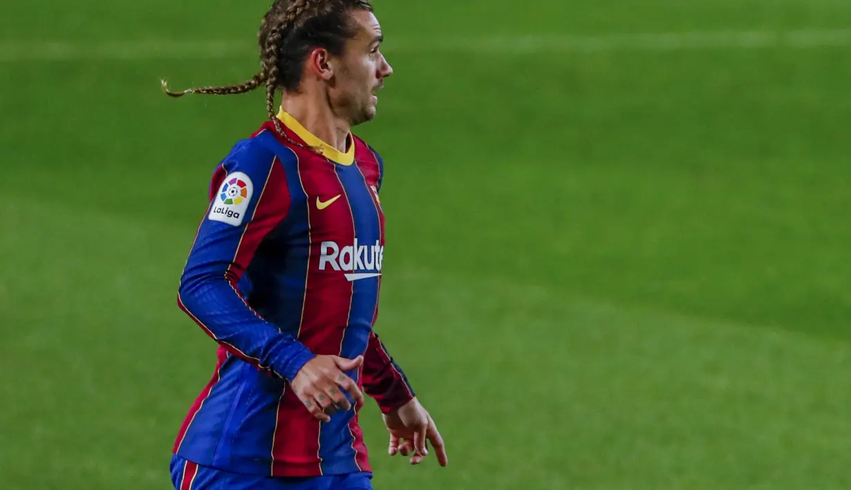Penyerang Barcelona, Antoine Griezmann berlari saat berhadapan dengan Real Sociedad pada pertandingan lanjutan La Liga Spanyol di stadion Camp Nou di Barcelona, Spanyol, Kamis (17/12/2020). Griezmann terlihat percaya diri dengan rambut kepangnya saat ini. (AP Photo/Joan Monfort)