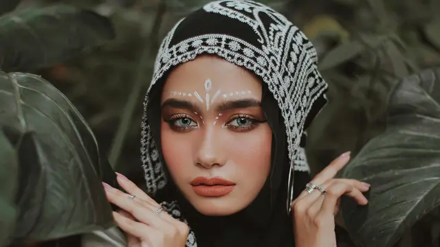 7 Tren Warna Baju Lebaran 2025, dari Natural hingga Bold yang Simpel dan Stylish. (pexels.com/Ichad Windhiagiri)