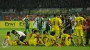 Pelatih Sriwijaya FC, Benny Dollo (kaos hitam) memberi arahan pada timnya saat jeda laga Turnamen Piala Bhayangkara di Stadion Si Jalak Harupat, Bandung, Minggu (20/3/2016). Sriwijaya FC unggul 2-1 atas PS TNI. (Liputan6.com/Helmi Fithriansyah)
