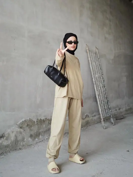 Gaya kasual lainnya adalah kombinasi longsleeve dengan jogger pants warna crème. Tambahkan slip on untuk membuat lookmu makin terlihat kece. (Instagram/emypunjabi).