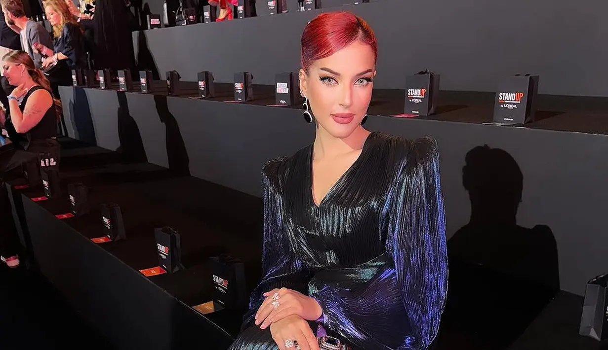 Gaun ini dibuat secara ahli dengan lengan balon panjang yang dipadukan dengan bahu empuk yang menyempurnakan keseluruhan tampilannya. [@tasyafarasya]