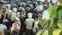 [VIDEO] Unjuk Rasa Tuntut KPUD Tangerang Ricuh