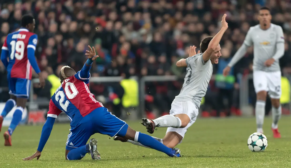 Pemain FC Basel, Geoffroy Serey Die merebut bola dari pemain Manchester United, Ander Herrera pada matchday kelima Liga Champions di Stadion St Jakob Park, Rabu (22/11). Manchester United takluk 0-1 di markas Basel. (Georgios Kefalas/Keystone via AP)