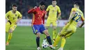 Pemain Spanyol, Isco mencoba melewati hadangan para pemain Rumania saat Spanyol bermain imbang melawan Rumania 0-0 pada laga persahabatan di Stadion Cluj Arena, Cluj, Senin (28/3/2016) dini hari WIB. (REUTERS/Inquam Photos/Octav Ganea)