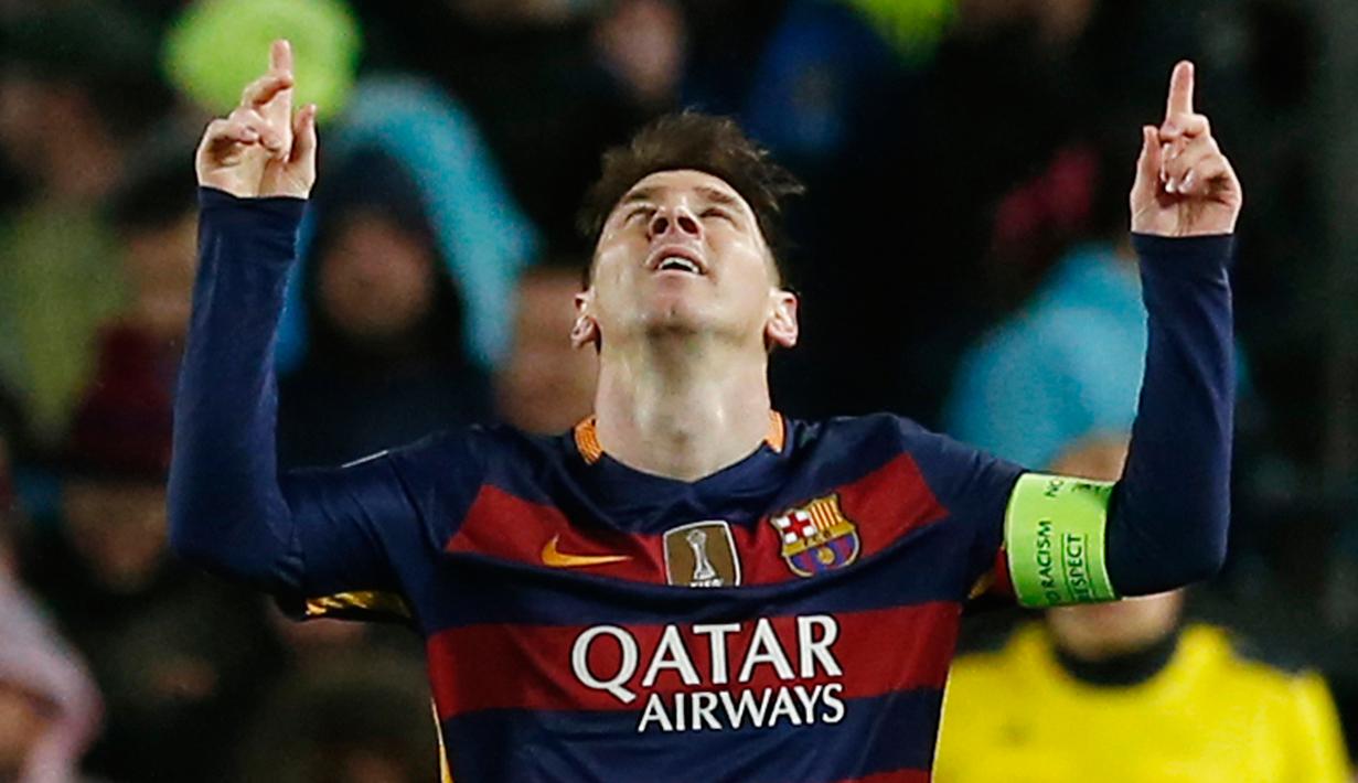 Penyerang Barcelona, Lionel Messi melakukan selebrasi usai mencetak gol kegawang Arsenal pada leg kedua 16 besar liga champions di stadion Nou Camp, Spanyol (17/3). Barcelona menang atas Arsenal dengan skor 3-1. (Reuters/Albert Gea)