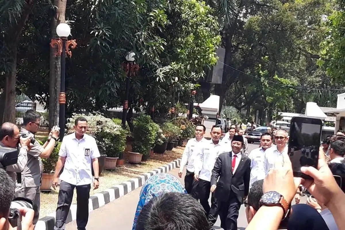 Menteri Koordinator Politik Hukum dan HAM (Menko Polhukam) Mahfud Md, disambut pegawai Kemenkopolhukam. (Liputan6.com/Muhammad Radityo Priyasmoro)