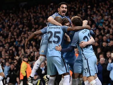 Para pemain Manchester City merayakan gol yang dicetak Ilkay Gundogan ke gawang Barcelona pada laga Liga Champions di Stadion Ettihad, Inggris, Selasa (1/11/2016). City menang 3-1 atas Barcelona. (AFP/Oli Scarff)