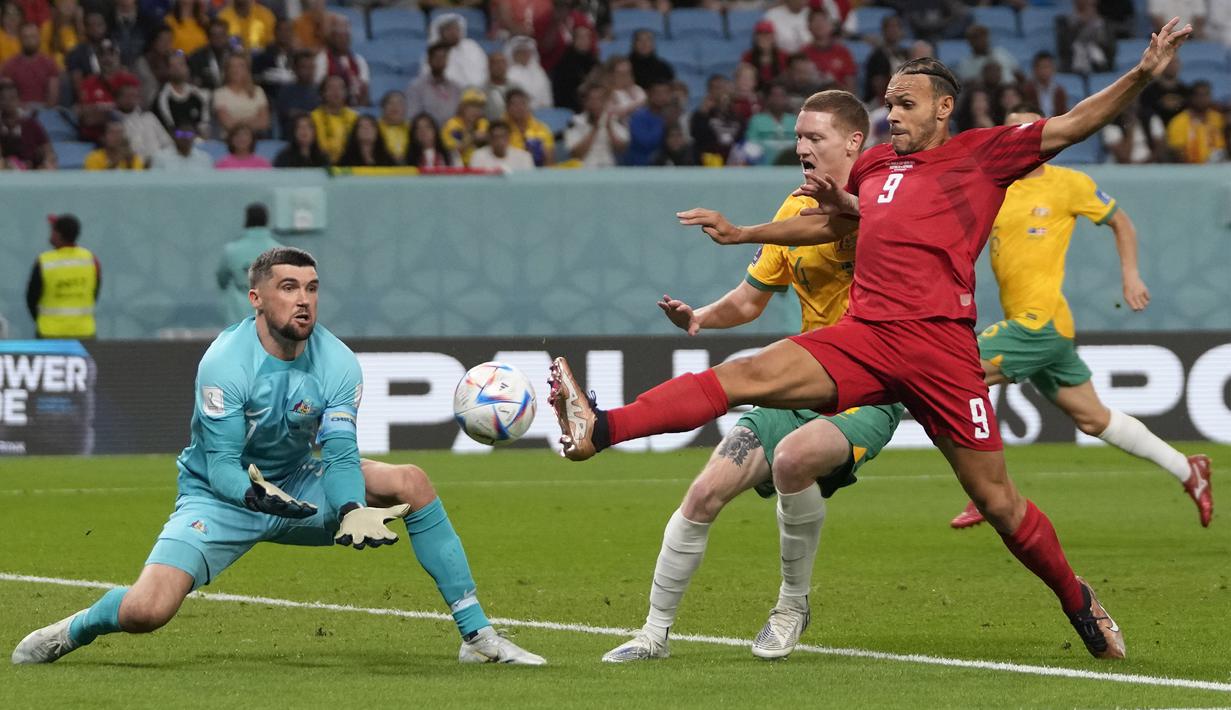 <p>Pemain timnas Denmark, Martin Braithwaite&nbsp;berusaha menjebol gawang Australia dalam pertandingan Grup D Piala Dunia 2022 yang berlangsung di&nbsp;Al Janoub Stadium, Qatar, Rabu (30/11/2022). (AP Photo/Thanassis Stavrakis)</p>