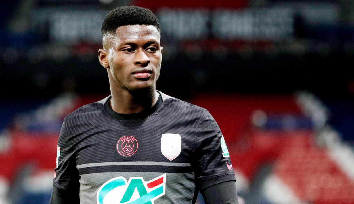 Nuno Mendes yang tampil tangguh di lini pertahanan Paris Saint-Germain (PSG) menempati posisi kelima sebagai bek kiri termahal di dunia. PSG menebus sang pemain dari Sporting Lisbon dengan mahar 38 juta euro. (AFP/Geoffroy Van Der Hasselt)