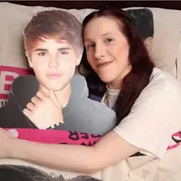 Terobsesi, Gadis ini putuskan menikah dan tidur bersama patung Justin Bieber