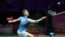 <p>Pebulu tangkis tunggal putra Denmark, Anders Antonsen berusaha mengembalikan bola di depan net saat menghadapi wakil China, Shi Yu Qi pada laga final turnamen bulu tangkis Indonesia Open 2024 di Istora Senayan, Jakarta, Minggu (9/6/2024). Anders Antonsen kalah rubber-game 9-21, 21-12 dan 14-21. (Bola.com/M Iqbal Ichsan)</p>