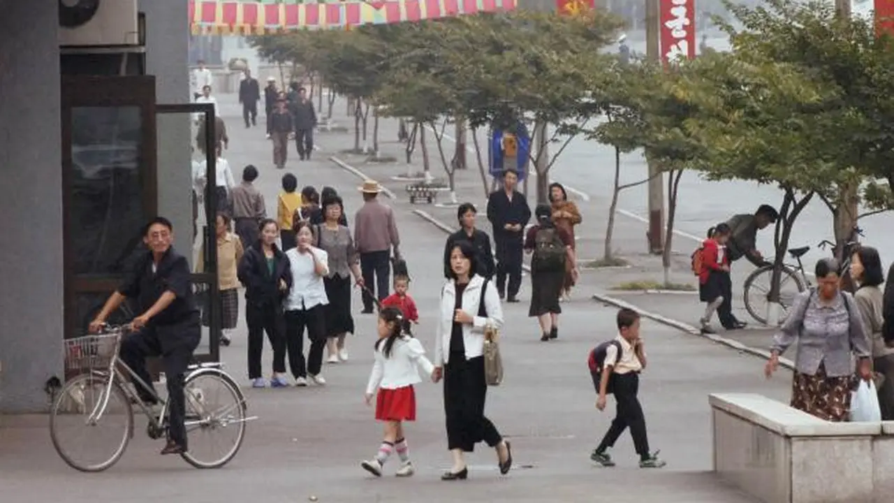 Warga Pyongyang menjalani kehidupan sehari-hari seperti biasa di ibukota setelah uji coba nuklir oleh pihak pemerintah (AP)