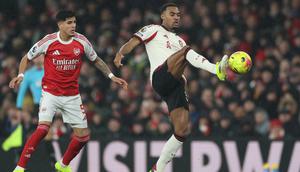 Pemain Liverpool, Ryan Gravenberch, mengontrol bola di depan pemain Arsenal, Piero Hincapie, dalam pertandingan Liga Inggris di Stadion Emirates, Jumat (9/1/2026). (AP Photo/Ian Walton)