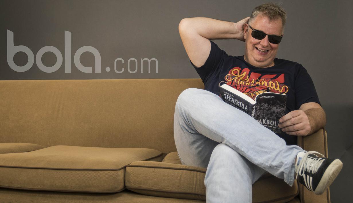 Menurut Antony Sutton buka yang ditulisnya itu tidak hanya membahas soal pertandingan di lapangan hijau tetapi juga membedah sisi human interest. (Bola.com/Vitalis Yogi Trisna)