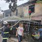 Ruko dua lantai di Jalan AW Syahranie Samarinda terbakar menyebabkan satu keluarga meninggal dunia. (foto: Abdul Jalil)