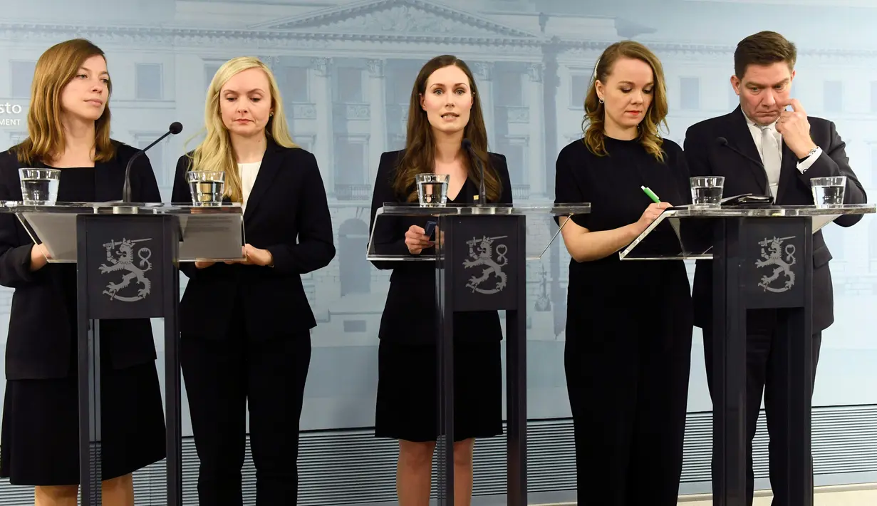 PM Finlandia Sanna Marin didampingi sejumlah menteri saat konferensi pers di Helsinki, Finlandia, Selasa (10/12/2019). Marin menjadi pemberitaan global setelah tidak hanya menjadi pemimpin termuda di Finlandia, tapi juga sebagai kepala pemerintahan termuda di dunia. (Vesa Moilanen/Lehtikuva via AP)