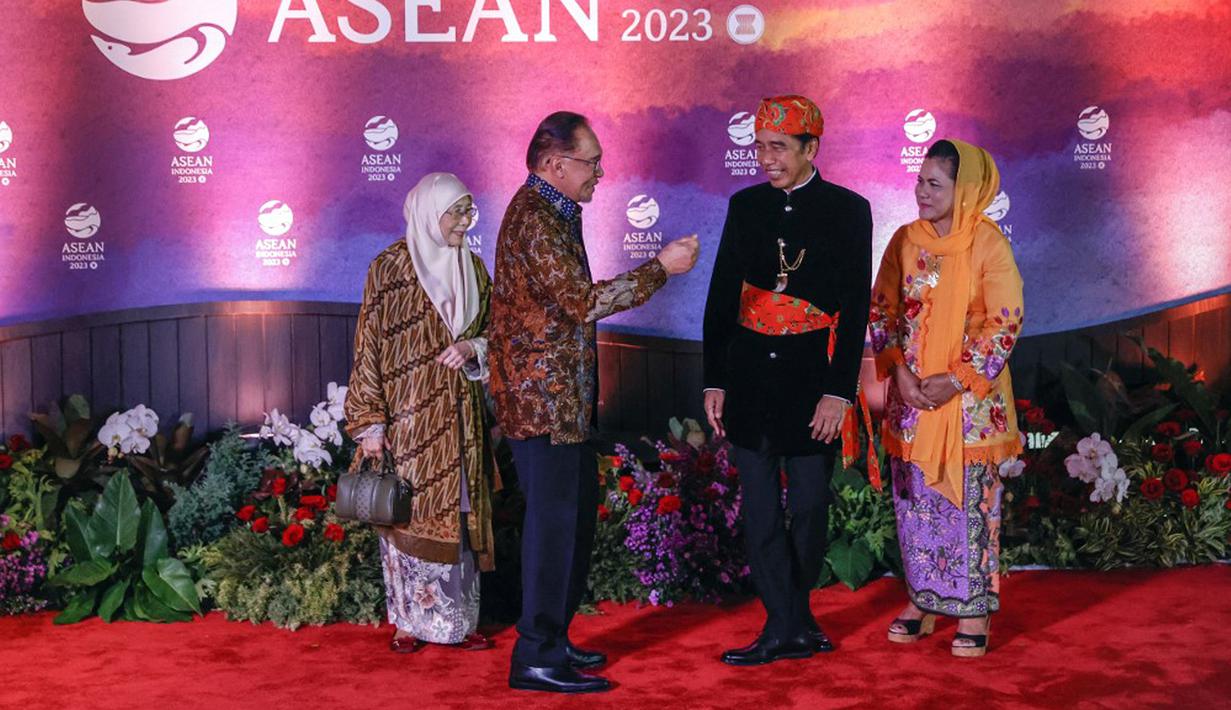 <p>Perdana Menteri Malaysia Anwar Ibrahim (kedua kiri) dan istrinya Wan Azizah Wan Ismail (kiri) disambut oleh Presiden Indonesia Joko Widodo atau Jokowi (kedua kanan) dan Ibu Negara Iriana Widodo pada gala dinner KTT ke-43 ASEAN di Jakarta, Indonesia, Rabu (6/9/2023). (Mast IRHAM/POOL/AFP)</p>