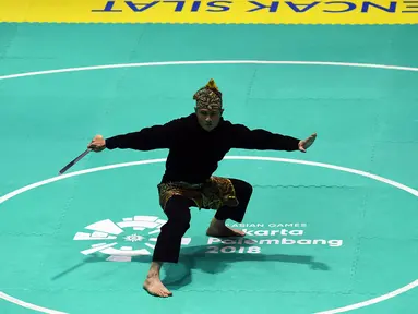 Pesilat Indonesia Sugianto tampil dalam babak final tunggal putra pencak silat seni Asian Games 2018 di Padepokan Pencak Silat TMII, Jakarta, Rabu (29/8). Sugianto berhasil meraih emas dengan nilai tertinggi 471. (Merdeka.com/ Imam Buhori)