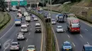 Arus lalulintas di jalan tol Jagorawi, Jakarta, Rabu (8/7/2015). Pemerintah mulai Selasa (7/7) pukul 00.00 WIB memberikan diskon tarif seluruh ruas jalan tol sebesar 25-35 persen sampai Rabu (22/7) pukul 24.00 WIB. (Liputan6.com/Faizal Fanani)