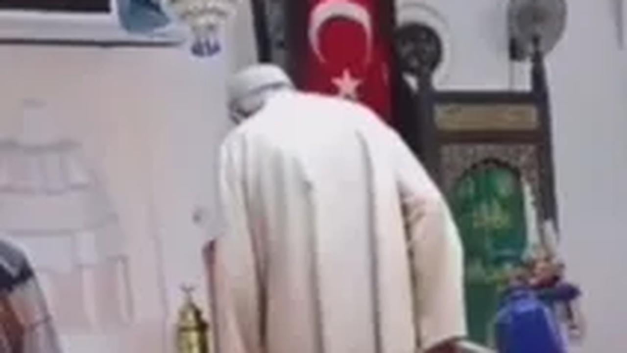 1001 Orang Seperti Kakek ini, Lagi Sakit Bawa Tabung Oksigen ke Masjid Demi Salat Berjemaah