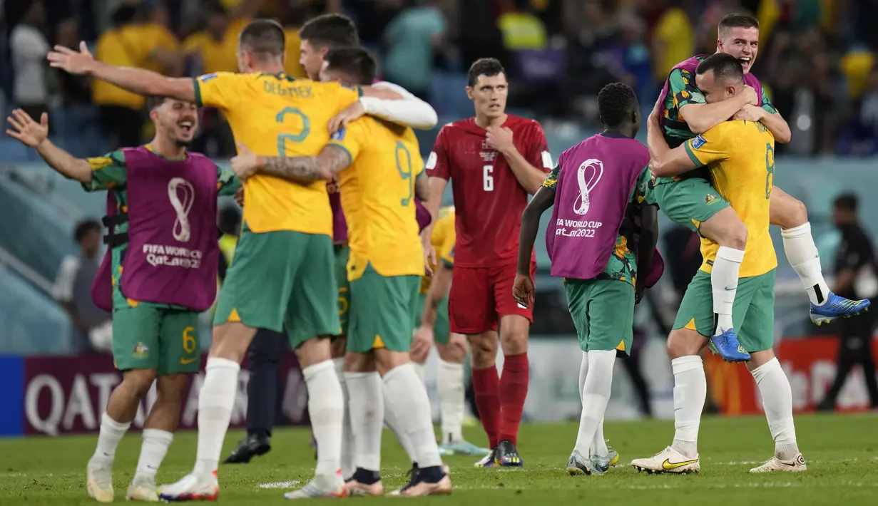 <p>Australia menjadi tim pertama Asia (AFC) yang berhasil lolos ke babak 16 besar. Nantinya, mereka akan berhadapan dengan juara Grup C. Sementara itu, Timnas Prancis bakal meladeni peringkat kedua Grup C. (AP/Aijaz Rahi)</p>
