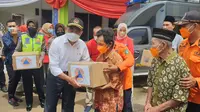 Menko PMK Muhadjir Effendy memberikan bingkisan kepada para jompo di pos terpadu Limbangan, Garut, dalam pengecekan jalur mudik nasional via Limbangan-Malangbong, Garut, Jawa Barat. (Liputan6.com/Jayadi Supriadin)