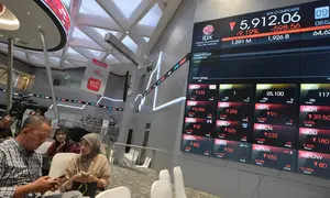 Pada pembukaan pasar usai libur Lebaran 2025, pada Selasa (8/4/2025), saham-saham Indonesia merosot lebih dari sembilan persen ke level 5.912. (BAY ISMOYO/AFP)