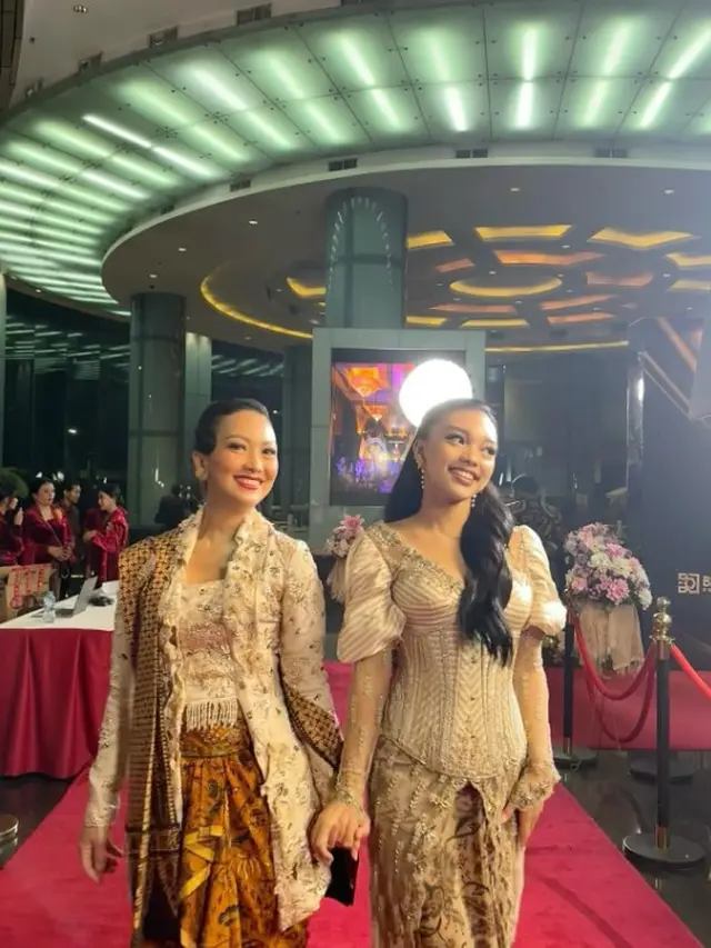 Potret Detail Kebaya Nola B3 dan Naura Ayu