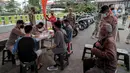 Petugas Satpol PP berrsama polisi mendata warga saat razia masker di kawasan Kota Tua, Jakarta, Kamis (24/2/2022). Perpanjangan PPKM level 3 Jabodetabek tertuang dalam Instruksi Menteri Dalam Negeri No. 12 Tahun 2022 tentang PPKM level 4, 3, 2 di Jawa dan Bali. (Liputan6.com/Faizal Fanani)