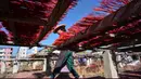 Pekerja menata dupa-dupa untuk dikeringkan di Pabrik Dupa Fujian Xingquan, Provinsi Fujian, China pada 11 Desember 2019. Penduduk setempat mengklaim satu dari setiap tiga batang dupa yang dijual di Asia Tenggara dibuat di Yongchun, daerah pegunungan di Provinsi Fujian tenggara. (HECTOR RETAMAL/AFP)