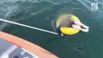 Seorang bocah berusia 10 tahun ditemukan selamat terapung di laut oleh penjaga pantai. Ia hanyut terbawa ombak saat bermain di Pantai Yeosu.