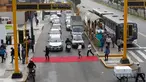 Sebum karpet merah terbentang di salah satu ruas jalan di distrik Magdalena del Mar, Lima, Peru, Sabtu (2/7). Aksi tersebut dilakukan untuk pejalan kaki agar bisa menyeberang dengan nyaman. (REUTERS / Guadalupe Pardo)
