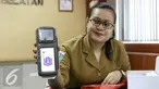Petugas Sudin PP Jaksel menunjukaan alat electronic point of sales (e-pos), Jakarta, Selasa (16/2/2016). Untuk Jakarta Selatan dapat 1.300 unit alat e-pos. Kali ini baru kita distribusikan 365 unit ke wajib pajak. (Liputan6.com/Yoppy Renato)