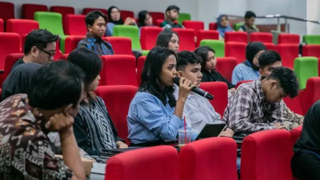Mengajak Mahasiswa di 3 Kampus Jakarta Rebut Peluang Green Jobs di Road to Langkah Membumi Festival.