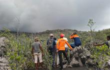 FOTO: Tim SAR Gabungan Evakuasi Pendaki Terdampak Erupsi Gunung Dukono