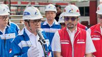 Menteri Perdagangan (Mendag) Budi Santoso didampingi Direktur Pemasaran Regional Pertamina Patra Niaga Mars Ega Legowo Putra meninjau Stasiun Pengisian Bulk Elpiji (SPBE) di Padalarang, Bandung Barat, pada Senin (23/12/2024). Dok Pertamina
