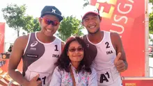 Voli Pantai Indonesia, Ade Candra dan Mohammad Yaya berpose dengan WNI di kota Wina usai melakoni laga melawan Austria di Donau Insel, Selasa (1/7/2017). (Bola.com/Reza Khomaini)