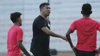 Asisten pelatih Singapura U-22, Noh Alam Shah, memimpin latihan timnya di Stadion Rizal Memorial, Manila, Rabu (27/11/2019) pagi. Singapura hanya mengajak para pemain cadangan yang belum bermain di laga pertama dalam latihan ini. (Bola.com/Muhammad Iqbal Ichsan)