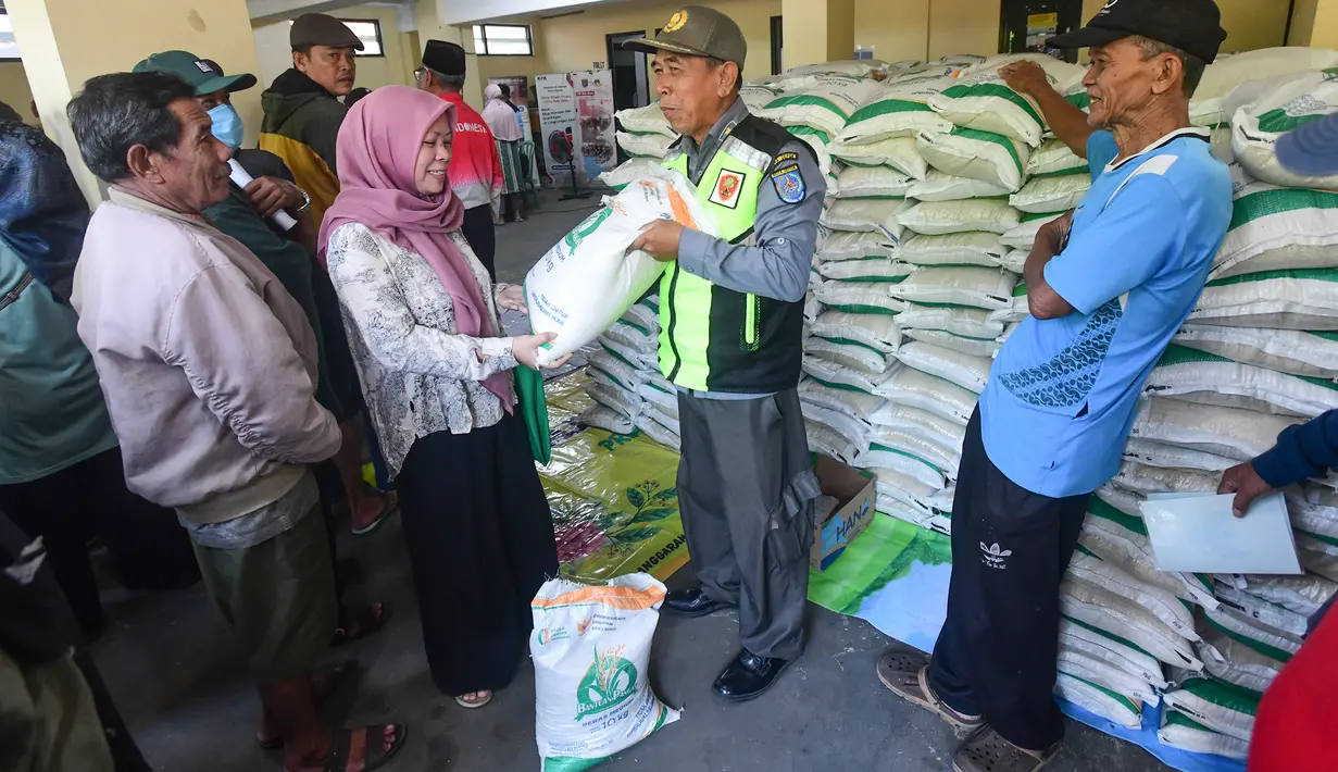 Keluarga Penerima Bantuan Pangan (PBP) antre untuk menerima Bantuan Pangan Non Tunai (BPNT) beras 20 kg di Kantor Kelurahan Rangkapan Jaya Baru, Depok, Jawa Barat, Kamis, (24/7/2025). (merdeka.com/Arie Basuki)