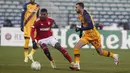 Penyerang AS Roma, Borja Mayoral membawa bola dari kawalan pemain CSKA-Sofia, Geferson pada pertandingan Grup C Liga Europa di Nasional Vassil Levski, Bulgaria, Jumat (10/12/2021). Roma mengamankan tiket ke babak 16 besar setelah mengalahkan CSKA Sofia. (AP Photo/Dessislava Komarova)