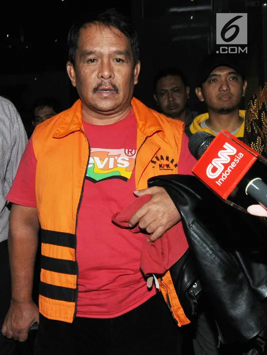 Bupati Labuhanbatu Pangonal Harahap memakai rompi tahanan usai menjalani pemeriksaan di Gedung KPK, Jakarta, Rabu (18/7). KPK menahan Bupati Pangonal pasca operasi tangkap tangan di Labuhanbatu pada Selasa (17/7). (Merdeka.com/Dwi Narwoko)