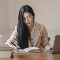 ilustrasi perempuan bekerja/Photo by bongkarn thanyakij from Pexels