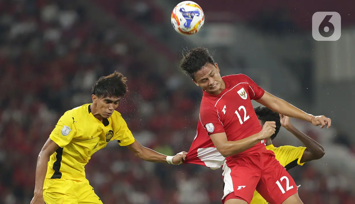 Intensitas pertandingan di babak kedua ini meningkat. Kedua tim sama-sama saling melepaskan serangan, namun kedua tim sama-sama kesulitan menciptaan peluang emas. (Liputan6.com/Helmi Fithriansyah)