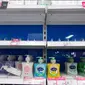 Rak gel antiseptik pembersih tangan yang telah kosong di sebuah toko di London, 3 Maret 2020. PM Inggris Boris Johnson pada Selasa (3/3) menetapkan rencana aksi pemerintah untuk mengatasi penyebaran COVID-19, menyusul bertambahnya kasus di negara itu yang telah mencapai 51 orang. (Xinhua/Ray Tang)