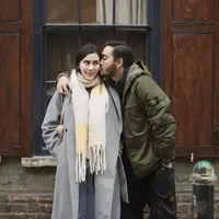 Liburan musim dingin identik dengan baju berlapis. Tampilkan kesan stylish dengan oversized coat dan syal untuk tambahkan kesan penuh gaya. [Foto: Instagram/ Syahnaz Sadiqah]