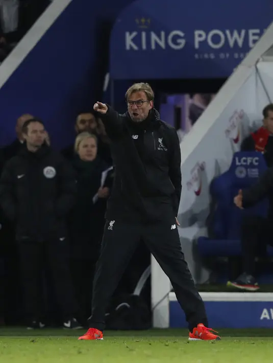Pelatih Liverpool, Jurgen Klopp mengintruksikan para pemainnya saat berhadapan dengan Leicester City pada lanjutan Liga Inggris di stadion King Power, (28/2). Leicester City menang atas Liverpool dengan skor 3-1. (AFP Photo / Adrian Dennis)