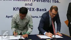 Direktur Finance & Treasury Bank Mandiri, Pahala N Mansury (kiri) dan Managing Director KfW IPEX-Bank Christian Bevc saat penandatanganan MoU Bank Mandiri dengan KfW IPEX-Bank di Jakarta, Rabu (20/4). (Liputan6.com/Angga Yuniar)