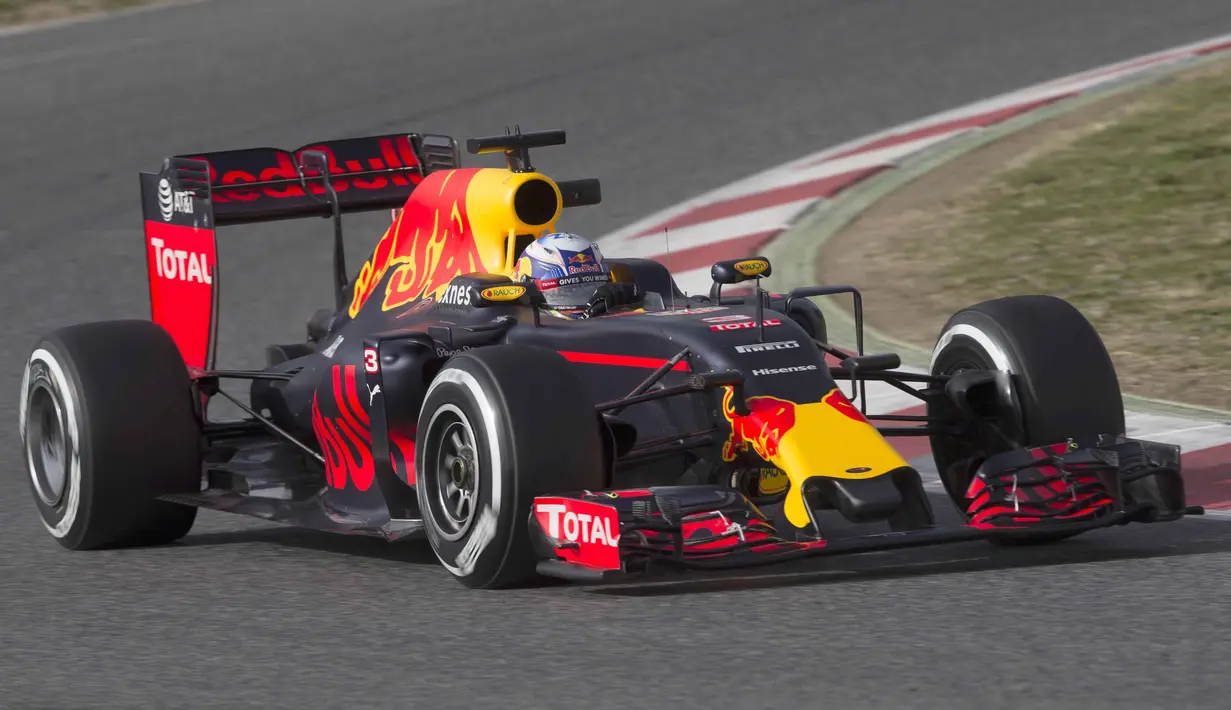Pebalap Red Bull team, Daniel Ricciardo, saat melaju dengan mobilnya, catatan waktunya adalah 1m26.044s pada test pre-season di  Sirkuit Catalunya, Montmelo, Barcelona, Senin (22/2/2016) malam WIB.  (EPA/Alejandro Garcia)
